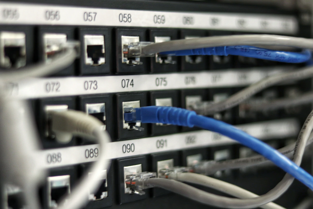 Racks de servidores em um centro de dados durante manutenção.
